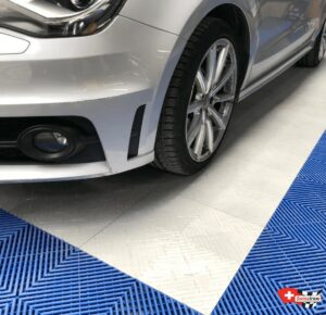 exemple de mélange de style de dalle SWISSTRAX avec des dalles ajourées bleues et des dalles pleines gris clair